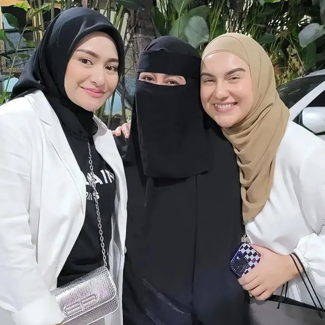 Curhat Sambil Nangis Sebelum Lepas Hijab, Ini 6 Potret Nathalie Holscher dan Umi Pipik