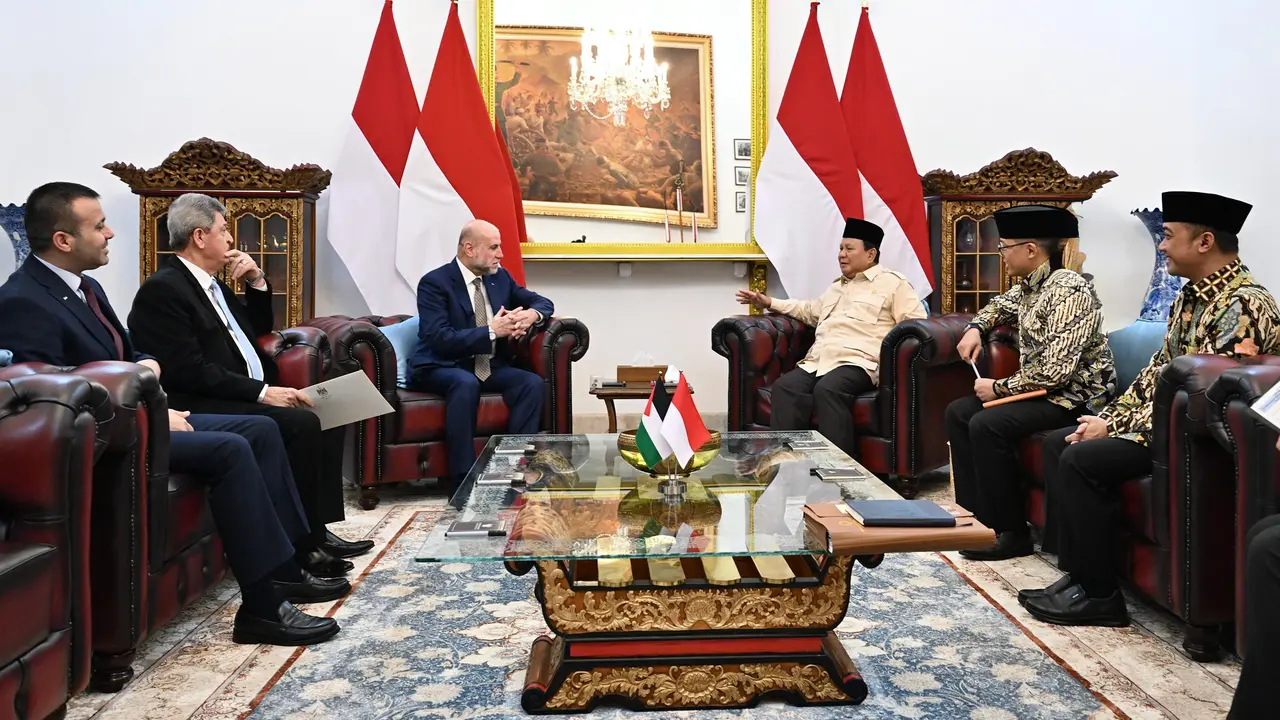 Presiden Prabowo Subianto menerima Utusan Khusus Presiden Palestina, Mahmoud Al-Habbash di Istana Merdeka Jakarta.