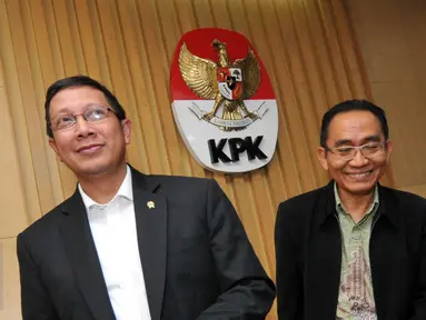 Menteri Agama Lukman Hakim (kiri) menggelar konferensi pers usai bertemu pimpinan KPK, Jakarta, Kamis (5/11/2015). Kemenag meminta bantuan KPK untuk membangun sistem akuntabilitas pengawasan program pendidikan keagamaan. (Liputan6.com/Helmi Afandi)