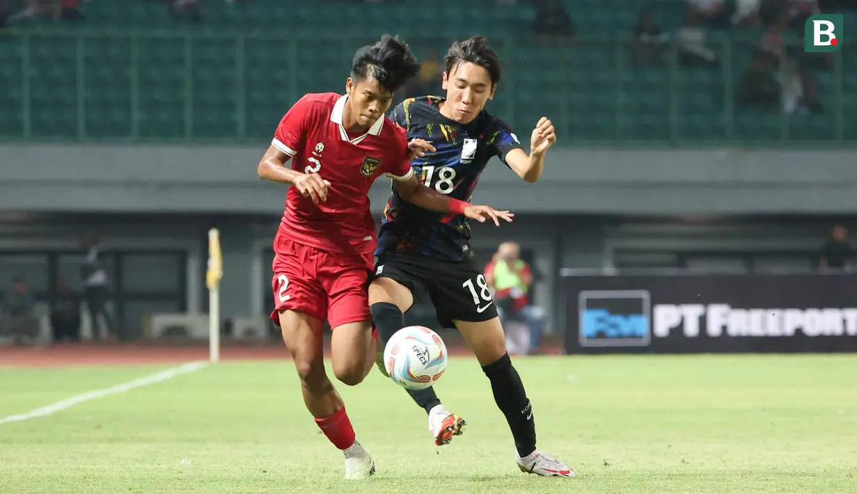 <p>Pemain Timnas Indonesia U-17,&nbsp;Rizdjar Nurviat Subagja (kiri),&nbsp;berebut bola dengan pemain Timnas Korea Selatan U-17, Kim Hyunmin, dalam pertandingan uji coba yang berlangsung di Stadion Patriot Candrabhaga, Bekasi, Rabu (30/8/2023). (Bola.com/Abdul Aziz)</p>