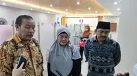 Rahmi, ibu dari peneliti Badan Riset dan Inovasi Nasional (BRIN) Andi Pangerang Hasanuddin menyambangi Gedung Bareskrim Polri, Jakarta Selatan, Jumat (12/5/2023). (Foto: Nur Habibie/Merdeka.com)