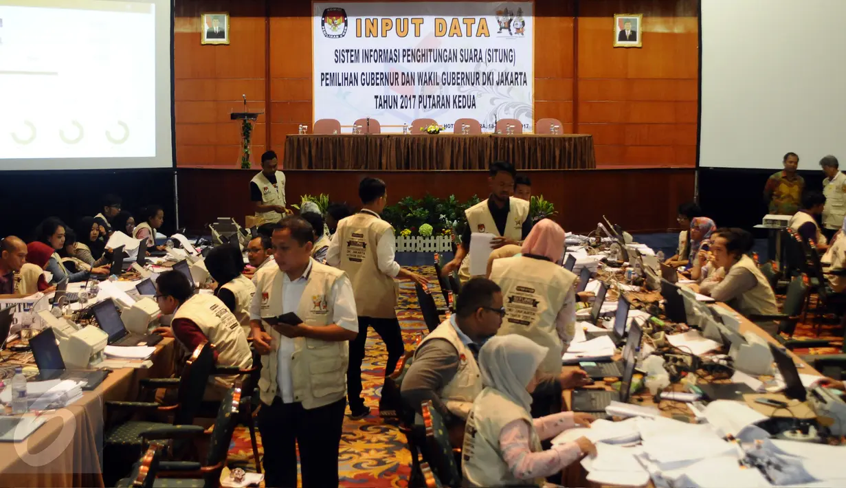Petugas memeriksa data hasil penghitungan suara Pilkada DKI Jakarta putaran kedua dari formulir C1 di Auditorium Bina Karna, Kamis (20/4). Formulir C1 dari total 13.034 TPS di Jakarta akan di- scan dan diverifikasi. (Liputan6.com/Helmi Fithriansyah)