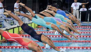 Perenang Indonesia, Adelia Chantika melakukan lompatan saat berkompetisi dalam nomor 200 meter Gaya Bebas Putri Indonesia Open Aquatic Championships 2025 di Stadion Akuatik Gelora Bung Karno, Senayan, Jakarta, Rabu (12/11/2025). (Bola.com/Bagaskara Lazuardi)
