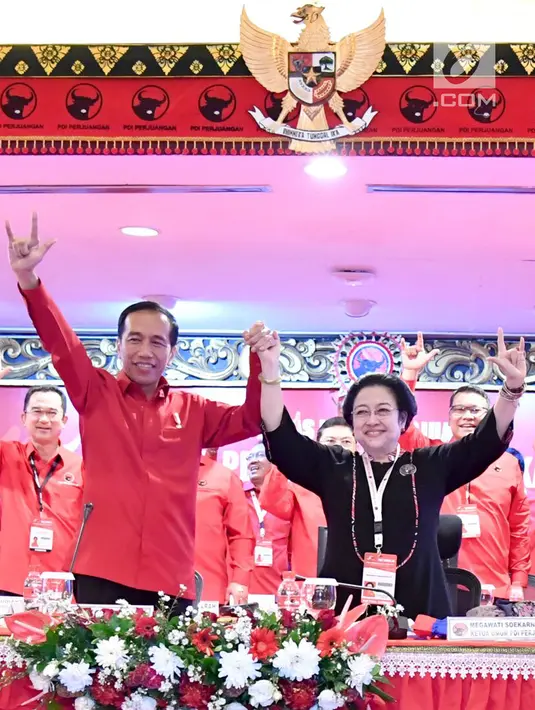 Presiden Joko Widodo atau Jokowi berpose bersama Ketua Umum PDIP Megawati Soekarnoputri saat Rakernas PDIP III Tahun 2018 di Badung, Bali, Jumat (23/2). (Liputan6.com/Pool/Biro Pers Setpress)