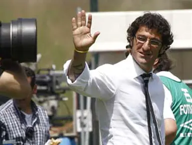 Juventus' new coach Ciro Ferrara waves to supporters prior his team's serie A match against Siena on May 24, 2009 at Artemio Franchi stadium in Siena. AFP PHOTO/FABIO MUZZI