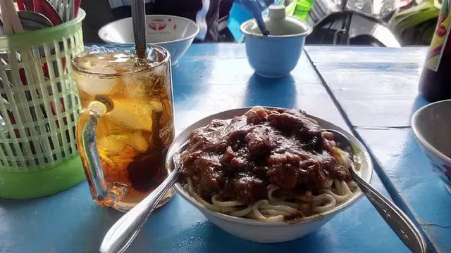 6 Potret Porsi Mi Ayam Jumbo Ini Bikin Kenyang Sebelum Makan