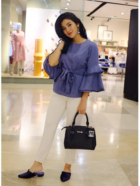 Di setiap penampilannya, hampir sebagian besar Nay hanya menggerai rambutnya begitu saja. meski sesekali ia menatanya seperti dengan dikuncir atau apapun. (Instagram/naymirdad)