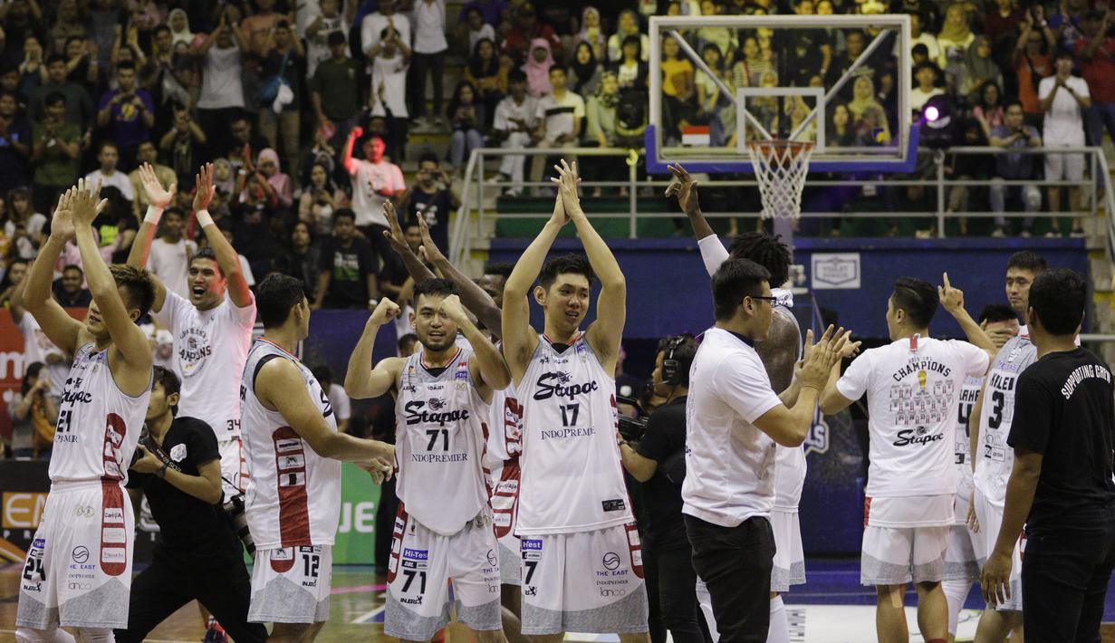 Pebasket Stapac Jakarta merayakan gelar juara usai mengalahkan Satria Muda Jakarta pada laga final IBL 2019  di C-Tra Arena, Bandung, Sabtu (23/3). Stapac menang 74-56 atas Satria Muda. (Bola.com/M Iqbal Ichsan)