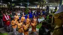 Diawali dengan perarakan bregodo prajurit serta penampilan tarian tradisional, Misa Malam Natal 2025 di gereja mulai berlangsung. Tampak dalam foto, iring-iringan umat Katolik yang mengenakan pakaian tradisional Jawa menghadiri Misa Malam Natal di Gereja Hati Kudus Yesus di Ganjuran, Bantul, Yogyakarta, pada Rabu 24 Desember 2025. (DEVI RAHMAN/AFP)