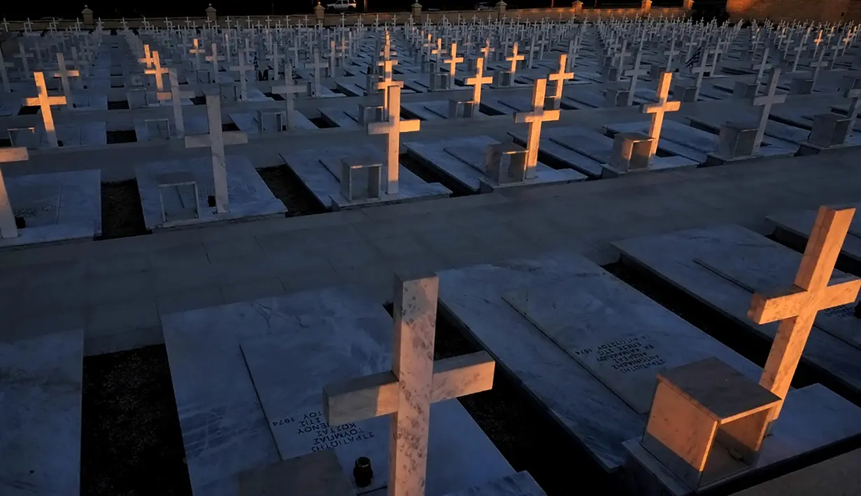 Kuburan tentara yang tewas dalam invasi Turki ke Siprus terlihat di pemakaman militer Tymvos Macedonitissas, Nicosia, Siprus, Senin (20/7/2020). Ribuan orang Yunani dan tentara Siprus tewas selama invasi Turki ke Pulau Siprus pada tahun 1974. (AP Photo/Petros Karadjias)