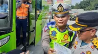 Kepala Unit Penegakan Hukum Satuan Lalu Lintas Polres Garut Iptu Priyo Sambodo, di sela-sela razia klakson telolet bus pariwisata, Sabtu, (15/6/2024) (Liputan6.com/Jayadi Supriadin)