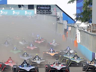 Pembalap saat beraksi pada ajang Formula E 2023 di Jakarta International e-Prix Circuit, Sabtu (3/6/2023). Pascal Wehrlein menjadi yang tercepat setelah melahap 36 lap dengan catatan waktu 42 menit 21,995 detik. (Bola.com/M Iqbal Ichsan)