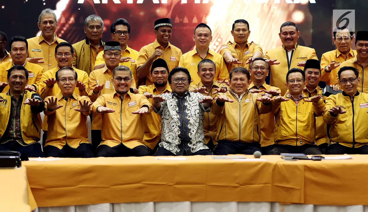 Ketua Umum Partai Hanura Oesman Sapta Odang (tengah) foto bersama Ketua DPD Partai Hanura se-Indonesia di sela rapat koordinasi di Jakarta, Rabu (6/6). Rapat membahas komunikasi dan koordinasi DPD Partai Hanura se-Indonesia. (Liputan6.com/JohanTallo)