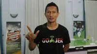 Pemain Persija, Ismed Sofyan, saat jumpa fans di Kawasan Halim, Jakarta, Senin (2/10/2017). Acara yang diselenggarakan oleh Gojek tersebut menjadi ajang bertemunya The Jakmania dengan pemain idolanya. (Bola.com/M Iqbal Ichsan)