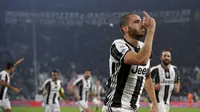 Bek Juventus, Leonardo Bonucci melakukan selebrasi usai mencetak gol ke gawang Napoli, pada laga Liga Italia Serie A 2016-2017, di Juventus Stadium, Minggu (30/10/2016) dini hari WIB. Bonucci mempersembahkan golnya bagi keluarga tercinta.  (Reuters/Giorgi