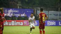 Irfan Jaya berlari merayakan golnya saat Bali United mengalahkan Bhayangkara FC 3-0 dalam lanjutan BRI Liga 1 2021/2022, Sabtu (12/2/2022). (Bola.com/Maheswara Putra)