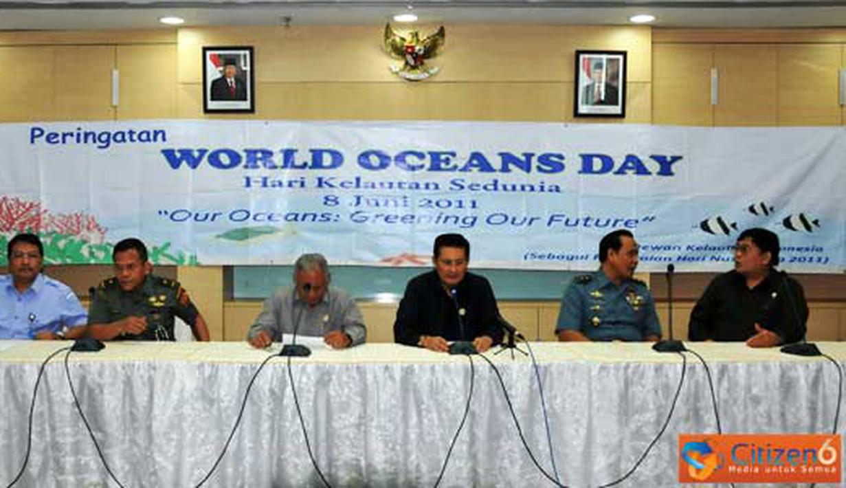 Citizen6, Jakarta: Menteri Kelautan dan Perikanan Fadel Muhammad bersama Menhan Poernomo Yusgiantoro mengadakan konferensi pers terkait World Oceans Day (WOD) di Gedung KKP,Jakarta. (Pengirim: Efrimal Bahri)