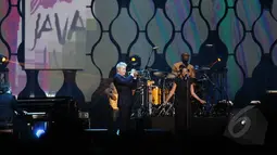 Penampilan Chris Botti dan bandnya di atas panggung Java Jazz Festival 2015 di JIExpo, Jakarta, Sabtu (7/3). Ajang musik jazz tahunan itu berlangsung tiga hari dengan tema "Exploring Indonesia".(Liputan6.com/Faizal Fanani)