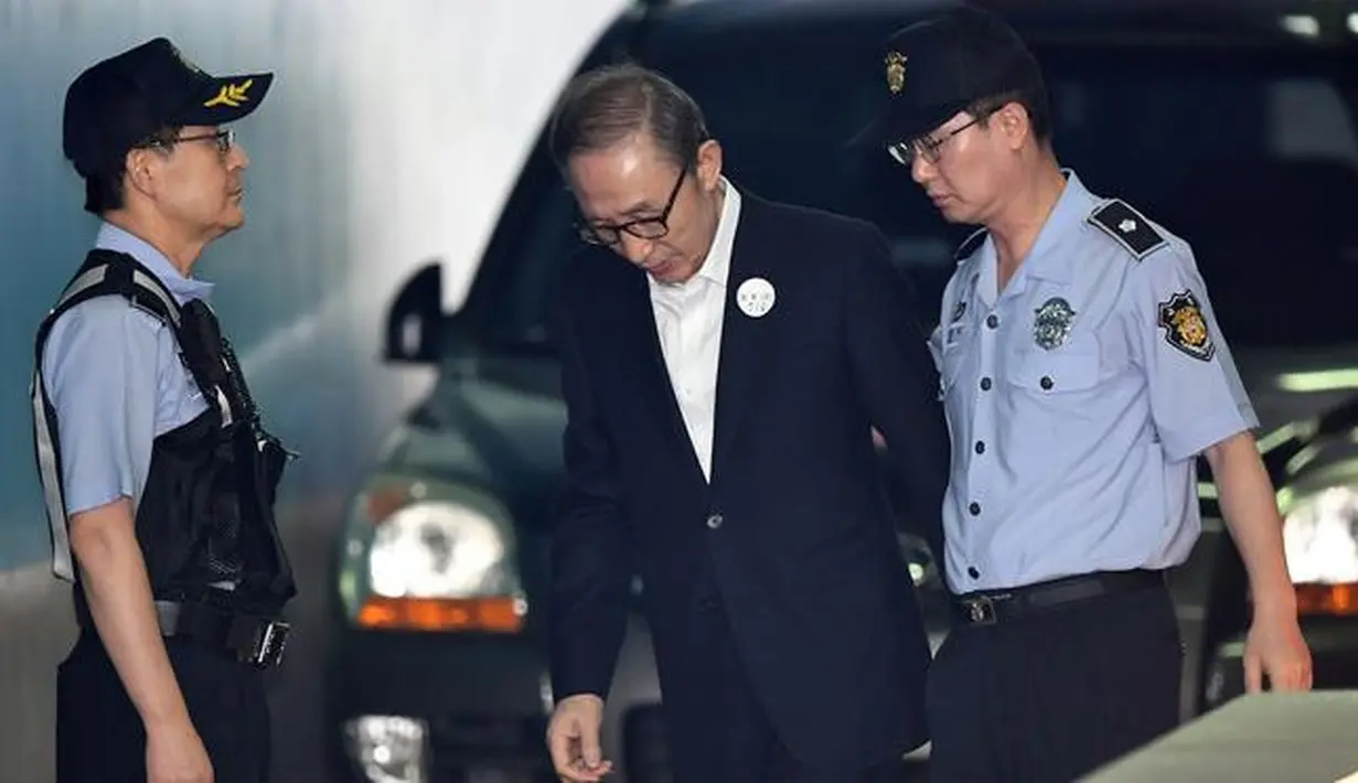 Mantan presiden Korsel Lee Myung-bak bersiap menjalani persidangan di pengadilan Seoul (6/9). Lee juga dituduh memindahkan dokumen kepresidenan secara ilegal dari Gedung Biru kepresidenan ke gedung pribadinya setelah pensiun. (AFP Photo/Jung Yeon-je)