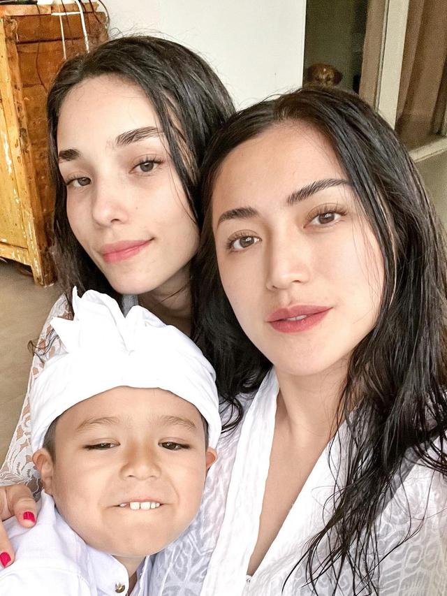 6 Momen Jessica Iskandar dan Keluarga Jalani Melukat, Hargai Budaya Setempat