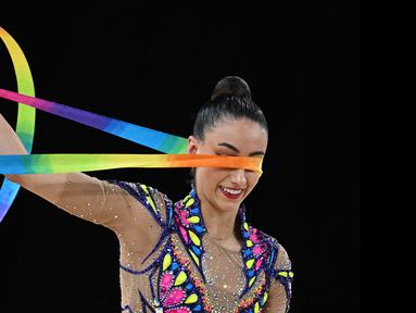 Pesenam Australi, Alexandra Kiroi-Bogatyreva bertanding saat perebutan medali untuk senam ritmik pita pada hari kesembilan Commonwealth Games di Birmingham Arena, Inggris, pada 6 Agustus 2022. (AFP/Paul Ellis)