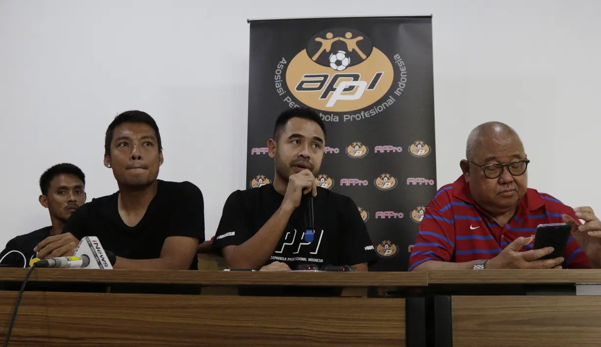 General Manager APPI, Ponaryo Astaman, memberikan keterangan saat jumpa pers di Jakarta, kamis (20/12). Para pemain tersebut membantah terlibat pengaturan skor di Piala AFF 2010. (Bola.com/M Iqbal Ichsan)