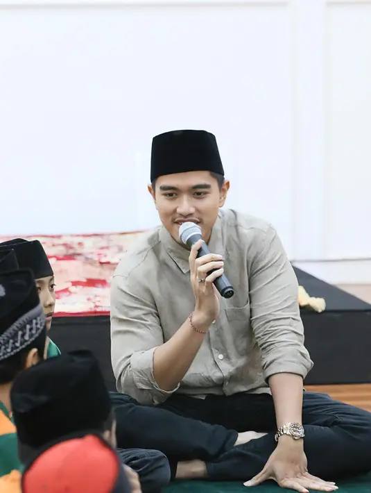 Kaesang Pangarep pakai outfit simple dengan kemeja yang digulung dan celana panjang. Tak ketinggalan ia juga kenakan peci hitam [@erinagudono]