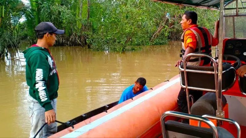 Personel Basarnas dibantu warga mencari wanita diterkam buaya di Sungai Indragiri.