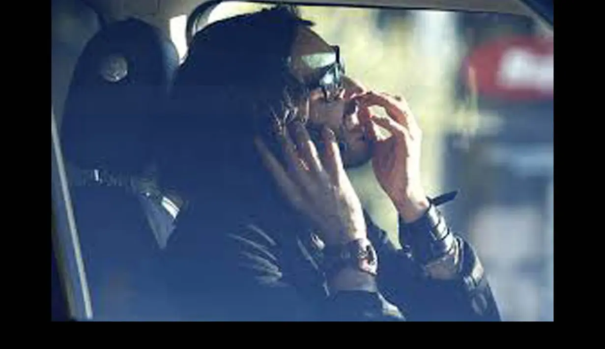 Russel Brand ketahuan mengupil saat berada di dalam mobilnya. (Istimewa)