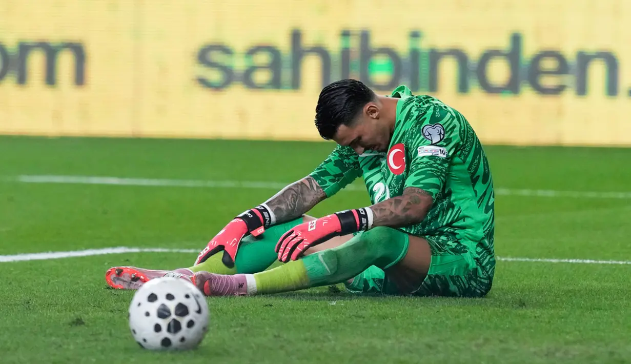 Kiper Turki, Ugurcan Cakir, tertunduk lesu setelah gawangnya dibobol pemain Spanyol, Mikel Merino, di laga kedua Grup E Kualifikasi Piala Dunia 2026 Zona Eropa di Torku Arena, Senin (08/09/2025). (AP Photo/Khalil Hamra)