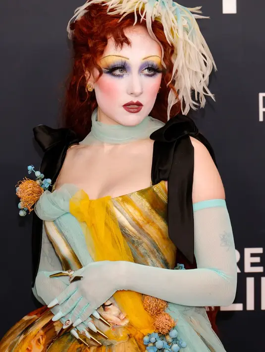 Roan meraih enam nominasi di Grammy tahun ini, termasuk Record of the Year, Song of the Year, dan Best Pop Solo Performance untuk lagu hit-nya Good Luck Babe! Sementara itu, albumnya The Rise and Fall of a Midwest Princess masuk dalam kategori Album of the Year dan Best Pop Vocal Album. Ia juga bersaing di kategori Best New Artist bersama Sabrina Carpenter, Benson Boone, Doechii, Khruangbin, RAYE, Shaboozey, dan Teddy Swims. [@genesiswbb].