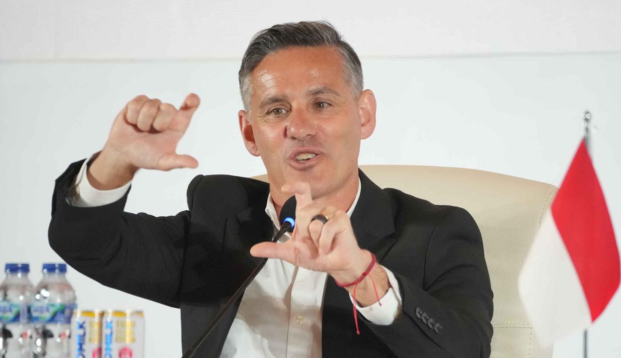 John Herdman menggantikan posisi Patrick Kluivert yang hengkang bersama jajarannya pada Oktober 2025, selepas gagal membawa skuad Garuda lolos Piala Dunia 2026. Tampak dalam foto, pelatih kepala tim nasional sepak bola Indonesia yang baru, John Herdman memberi isyarat saat berbicara dalam konferensi pers di Jakarta, Selasa 13 Januari 2026. (AP Photo/Achmad Ibrahim)