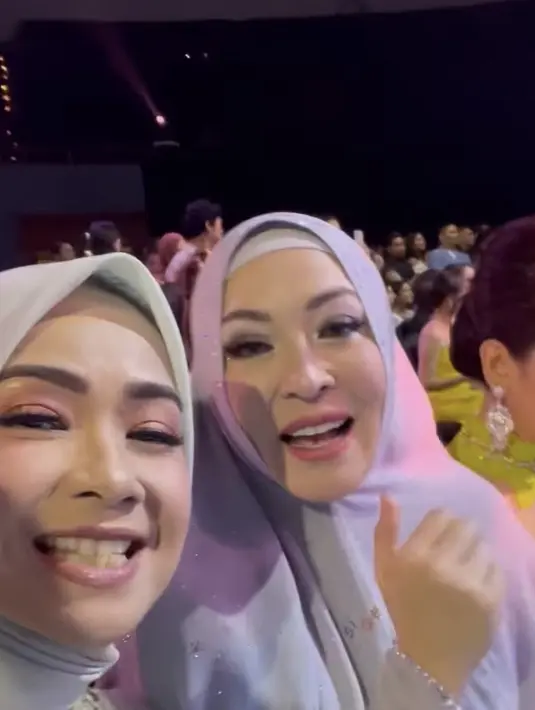 Untuk gaya rambut, Indira menyanggul rapi rambutnya dengan sanggul modern dan poni sampingnya. Nampak ia pun melengkapi penampilan dengan anting silver.  (@arohali)