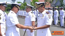 Citizen6, Surabaya: Serah terima jabatan Danseba tersebut, dipimpin langsung Komandan Pusdikbanmin Kolonel Laut (S) Untung Purnomo di lapangan Apel Pusdikbanmin, Kesatrian Bimimoro, Kobangdikal, Surabaya. (Pengirim: Penkobangdikal)