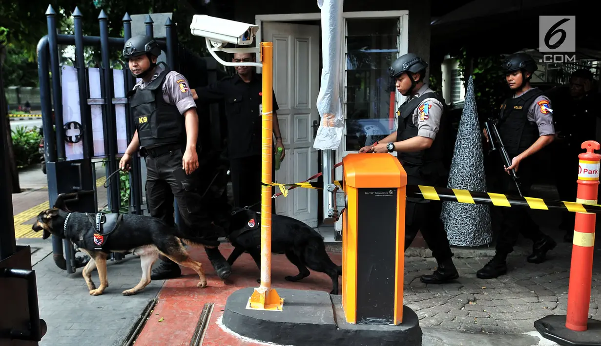 Tim K9 menggunakan anjing pelacak saat melakukan penyisiran jelang Misa Natal di Gereja Katedral, Jakarta, Senin (24/12). Sterilisasi di luar dan dalam gereja tersebut untuk menjaga keamanan saat Misa Natal. (Merdeka.com/Iqbal Nugroho)