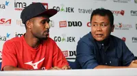 Pelatih Semen Padang, Syafrianto Rusli, bersama pemain muda Fridolin Yoku (Bola.com/Iwan Setiawan)