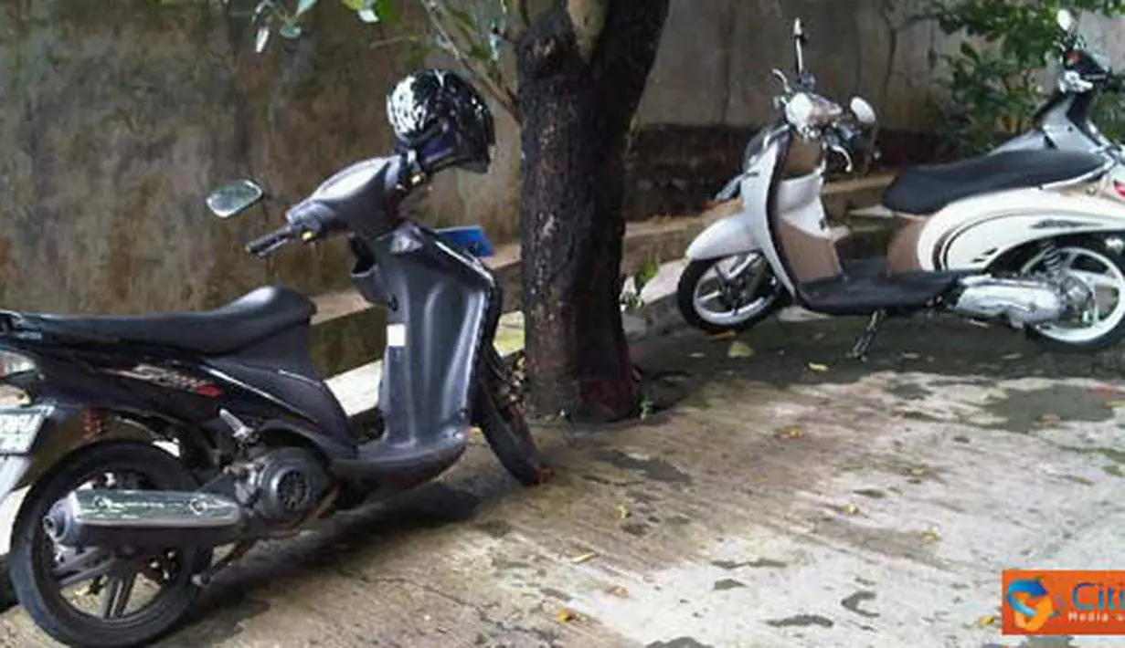 Mahasiswa memarkirkan kendaraan di sembarang tempat. Ketidakteraturan parkir kendaraan ini, karena jauhnya areal parkir dari gedung utama Kampus IISIP. (Pengirim: Elsa S.P, H.Fersacalia, Viola K.R)