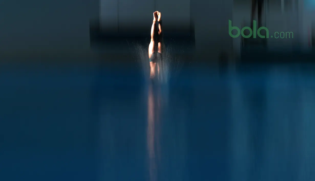 Atlet loncat indah putra Indonesia beraksi memecah air pada sesi latihan di Aquatic Center, Senayan, Jakarta, Kamis (15/3/2018). Latihan tersebut merupakan persiapan menuju Asian Games 2018. (Bola.com/Nick Hanoatubun)