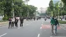Suasana Jalan Salemba Raya yang dipadati pengunjuk rasa di Jakarta, Kamis (8/10/2020). Banyaknya jumlah pengunjuk rasa yang berjalan menuju Istana Negara menyebabkan Jalan Salemba Raya dari arah Matraman tertutup dan tidak bisa dilalui kendaraan. (Liputan6.com/Immanuel Antonius)