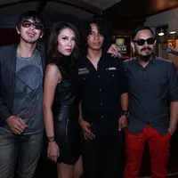 Zigaz dan vokalis baru mereka, Mega. (Foto: Deki Prayoga/Bintang.com)