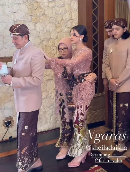 Kebaya ini tampak manis berpadu dengan kain jarit batik mega mendung warna merah marun dan sepatu selop hak tinggi berpayet. (Instagram/ayungberinda).