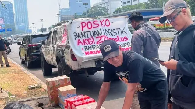 Supriyono dan Teguh membawa aspirasi masyarakat Pati ke Gedung DPR di Jakarta. (Liputan6.com/Arief Pramono).