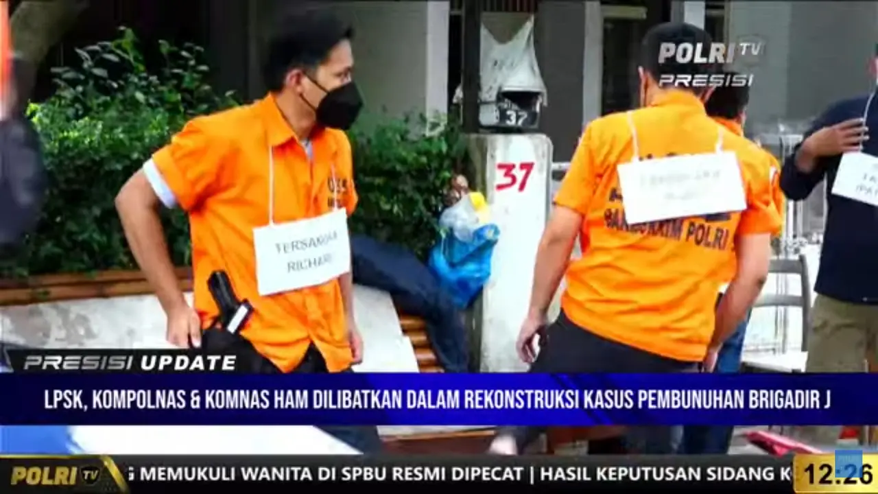 Tersangka Richard Eliezer alias Bharada E mengenakan baju tahanan saat rekonstruksi kasus pembunuhan Brigadir J. (Polri TV)