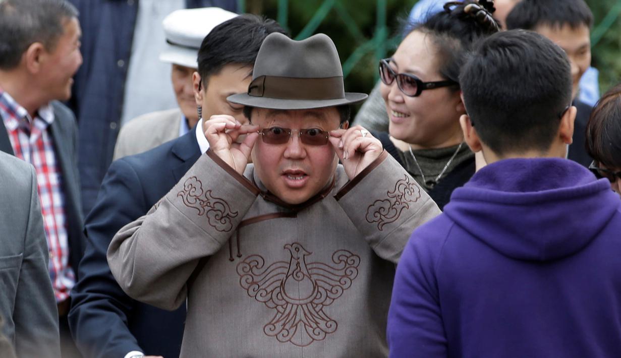 Presiden Mongolia, Tsakhiagiin Elbegdorj tiba untuk menghadiri pemilihan parlemen di Ulaanbaatar, Mongolia, Rabu (29/6). Tsakhiagiin Elbegdorj jadi pusat perhatian karena mengenakan baju khas tradisional Mongolia. (REUTERS/Jason Lee)