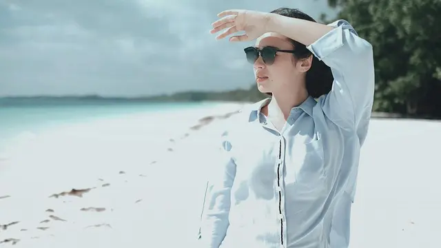 Gaya Santai Pamela Bowie di Pantai