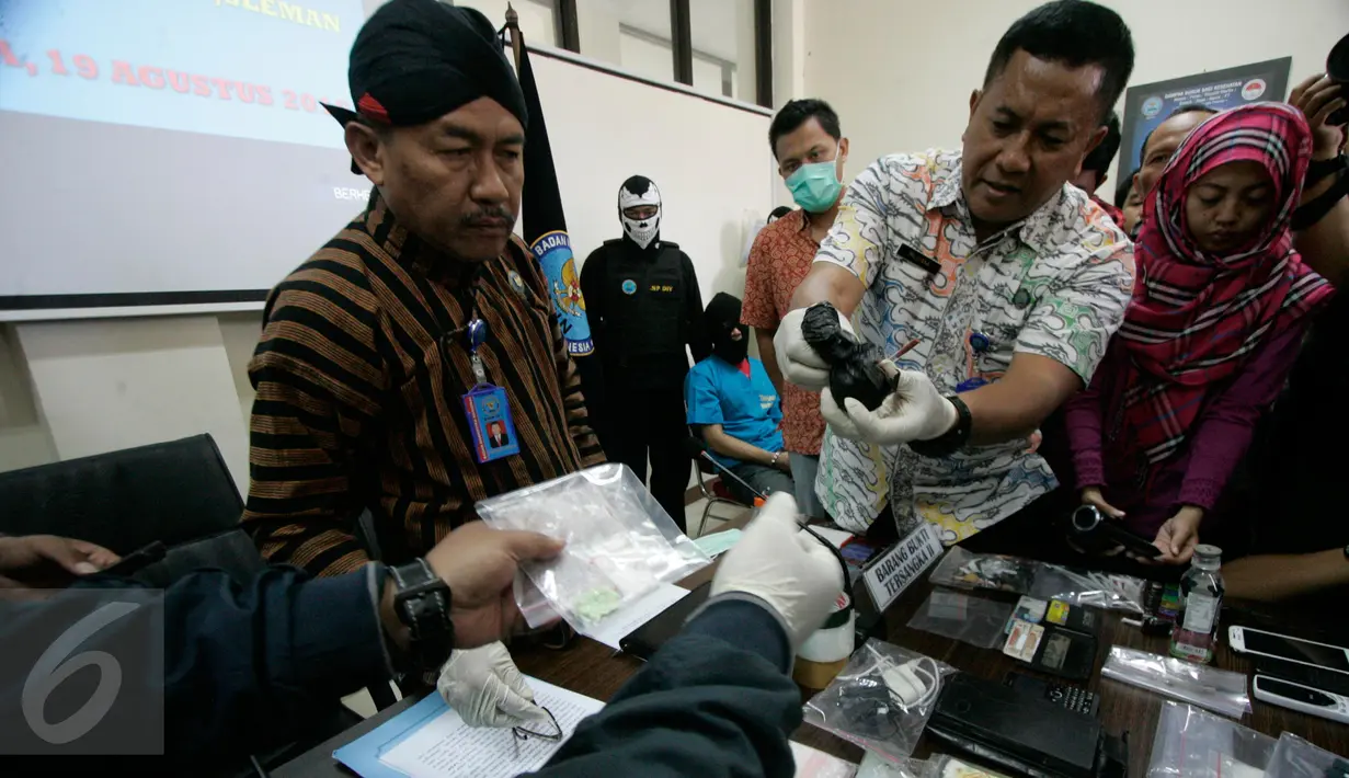 Petugas menunjukan barang bukti gelar perkara narkoba di BNNP DIY (19/08). BNNP berhasil mengungkap kasus peredaran narkoba di Lapas narkoba Pakem dengan menetapkan 4 tersangka. (Boy Harjanto)