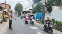 Polisi memperlihatkan TKP kecelakaan yang menewaskan seorang wanita di Jalan Prepedan Dalam, Kalideres, Jakarta Barat pada Selasa (23/7/2024). (Foto: Istimewa)