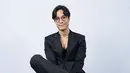 <p>Tampil berkacamata dengan gaya rambut pendek belah tengah, saat ini menjadi salah satu penampilan Dikta yang banyak disukai penggemar. Usai mencukur rambut gondrongnya dalam mendukung peduli kanker, sosoknya pun banyak dipuji netizen. (Liputan6.com/IG/@dikta)</p>