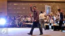 Calon Gubernur DKI Jakarta Basuki Tjahja Purnama bersiap mengambil nomor urut Pilkada DKI Jakarta saat Rapat Pleno Pengundian Nomor Urut pasangan Cagub dan Cawagub DKI Jakarta, Selasa, (25/10). (Liputan6/JohanTallo)