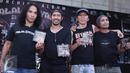 Grup band Slank memperlihatkan album terbaru mereka bertajuk "Palalopeyank"Jakarta, Selasa (7/2). Pada album baru tersebut berisikan 12 lagu diantaranya NgeRock, Terlalu Pahit, Rock n' roll Terus dan Palalopeyank.(Liputan6.com/Herman Zakharia)
